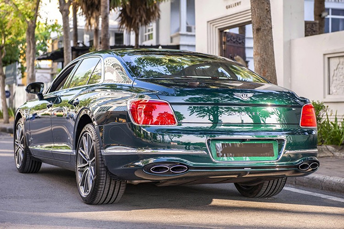 Chiếc Bentley Flying Spur thế hệ mới này thuộc bản V8 với điểm nhấn là ống xả kép, xe được trang bị khối động cơ xăng V8, tăng áp kép, dung tích 4.0 lít, sản sinh ra công suất tối đa 542 mã lực và mô-men xoắn cực đại 770 Nm.