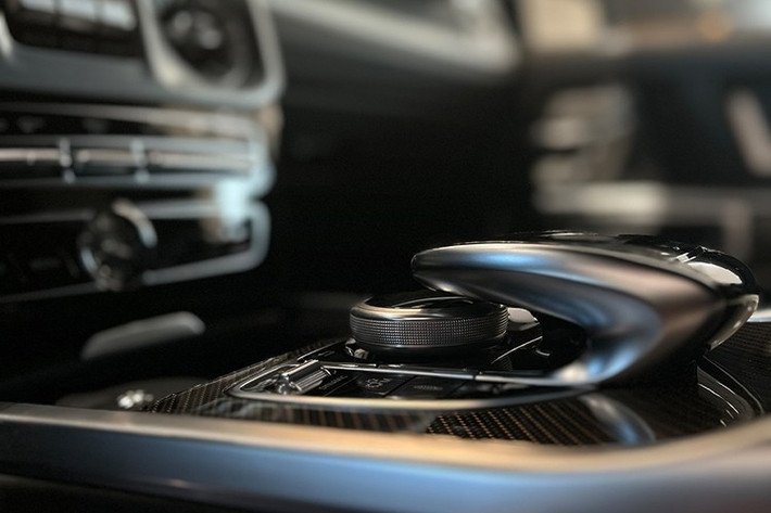Mercedes-AMG G63 được trang bị khối động cơ xăng V8, tăng áp kép, dung tích 4.0 lít, sản sinh công suất tối đa 577 mã lực tại tua máy 6.000 vòng/phút và mô-men xoắn cực đại 850 Nm tại dải tua máy 2.500 - 3.500 vòng/phút.