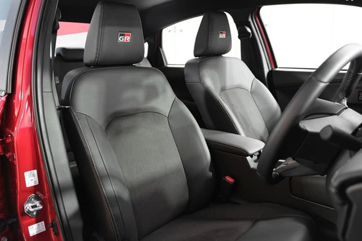 Bên cạnh đó là gói công nghệ Toyota Safety Sense tiên tiến với các tính năng như kiểm soát hành trình thích ứng, cảnh báo và phanh trước va chạm, cảnh báo lệch làn, hỗ trợ giữ làn, nhận biết xe phía trước khởi hành và kiểm soát nhấn nhầm chân ga. Xe còn có camera 360 độ, camera hành trình, cảm biến đỗ xe trước – sau và 6 túi khí, mang đến sự an tâm cao cho người sử dụng.