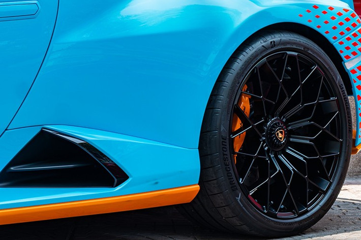 Lamborghini Huracan STO được trang bị bộ mâm đa chấu sơn màu đen dành riêng cho phiên bản này, mang kích thước 20 inch và cùm phanh mang màu cam đẹp mắt. Khác với các mẫu Huracan “tiền nhiệm”, bản STO dùng hệ thống phanh CCM-R mới của Brembo để cải thiện hiệu suất.
