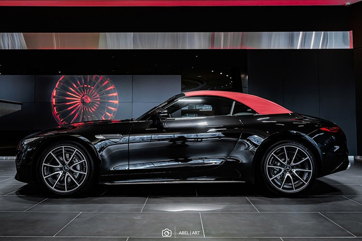 Vòng ra đuôi xe, Mercedes-AMG SL43 thế hệ mới nhất đang bán tại Việt Nam có đèn hậu LED mới, phần khoang hành lý chia làm đôi, để làm chỗ trống cất mui xe. Cuối cùng là việc xe được trang bị ống xả kép đối xứng, dạng tròn.
