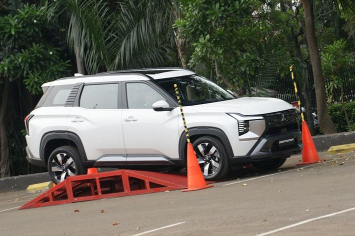 Chuyến trải nghiệm xe được thực hiện trên các tuyến đường đô thị đông đúc vào dịp cuối tuần của thủ đô Jakarta. Tất cả đều được trải qua một cách êm ái nhờ khoang nội thất yên tĩnh và chắc chắn. Về mặt công thái học, Mitsubishi Destinator mang lại sự linh hoạt cao khi dễ dàng thích nghi với nhiều tư thế ngồi khác nhau.