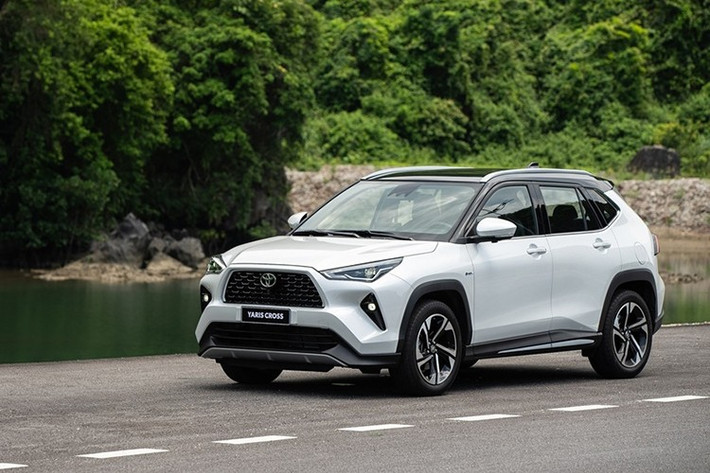 Toyota Yaris Cross: 5.420 xe Vị trí tiếp theo thuộc về Toyota Yaris Cross với 5.420 xe được bán ra thị trường trong 6 tháng đầu năm 2025. Tuy nhiên, chỉ có 187 xe thuộc phiên bản hybrid (chiếm 3,45%). Xe được nhập khẩu nguyên chiếc với hai phiên bản: động cơ xăng (650 triệu đồng) và hybrid (765 triệu đồng).