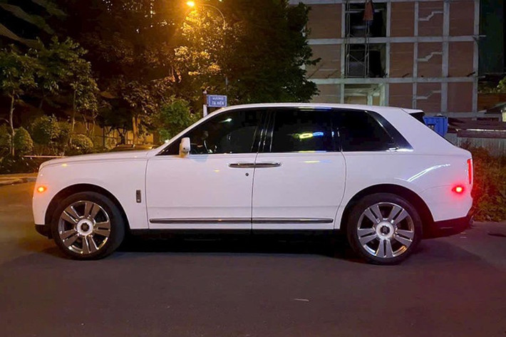 Trái tim" của SUV siêu sang Rolls-Royce Cullinan đang được chào bán hơn 11 tỷ đồng chính là khối động cơ V12, tăng áp kép, dung tích 6.75 lít, sản sinh công suất tối đa 563 mã lực và mô-men xoắn cực đại 850 Nm tại vòng tua máy 1.600 vòng/phút.
