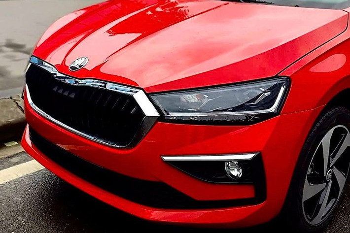 Skoda Slavia 2025 mới sở hữu thiết kế ngoại thất đậm chất châu Âu, với những khác biệt rõ nét giữa các phiên bản. Bản cao cấp Style được trang bị bộ mâm 5 chấu đơn kích thước 17 inch, hệ thống đèn LED hoàn toàn, trong khi bản Ambition dùng mâm 16 inch đa chấu, đèn pha halogen.