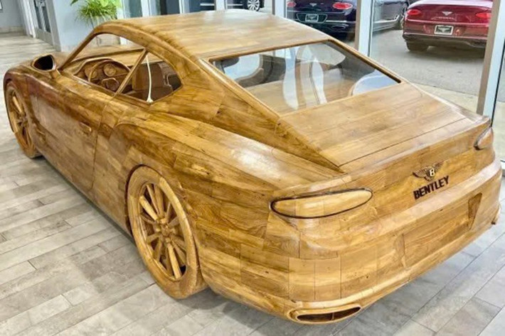 Một bộ phận cho rằng việc chi gần 100.000 USD chỉ để mua một vật phẩm trưng bày là sự lãng phí. Ngược lại, không ít người coi đây là một tác phẩm nghệ thuật đích thực, phản ánh sự sáng tạo, kỹ năng thủ công bậc thầy và niềm đam mê xe hơi theo một cách mới mẻ.