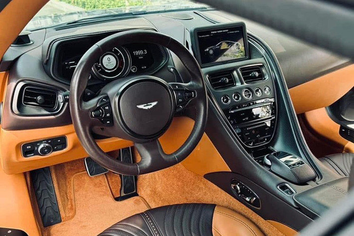 Cốp sau của Aston Martin DB11 được trang bị 1 tấm kính trong suốt có thể nhìn rõ vào bên trong khoang lái, phía trên tấm kính này là đèn phanh. 1 cánh gió ảo Virtual Spoiler trên Aston Martin DB11 cũng giúp xe có tính khí động học tốt hơn.