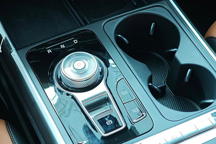 Về ngoại thất, Kia Carnival Thacoroyal không khác biệt nhiều so với bản thường. Xe cũng được trang bị cụm đèn pha/đèn hậu nằm dọc, dải đèn LED định vị ban ngày với thiết kế bản đồ sao đặc trưng, lưới tản nhiệt vuông vức và mâm hợp kim mới.
