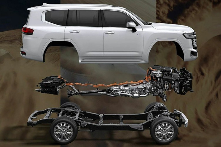 Đến năm 2025, hãng bổ sung thêm bản hybrid tự sạc, kết hợp động cơ xăng và motor điện, cho công suất tổng 457 mã lực – mạnh mẽ nhất trong lịch sử Land Cruiser. Tuy nhiên, Toyota đã tạm dừng đơn hàng bản máy xăng và hạn chế nguồn cung bản diesel tại Nhật Bản từ tháng 9/2025, làm dấy lên tin đồn về sự xuất hiện của cấu hình động cơ mới.