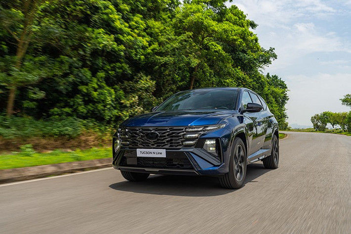 Tucson N Line cũng được trang bị gói an toàn tiên tiến Hyundai SmartSense gồm: hỗ trợ phanh khẩn cấp, giữ làn đường, ga tự động thông minh (SCC), và camera 360 độ toàn cảnh.