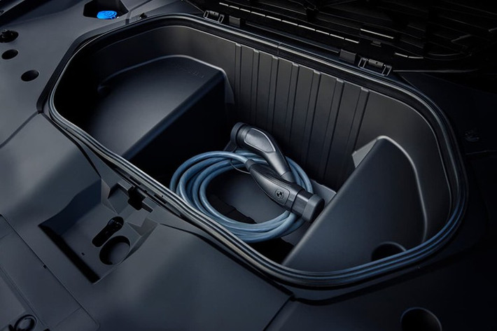 Phiên bản đầu tiên iX3 50 xDrive sử dụng hệ dẫn động 4 bánh với hai động cơ điện, cho công suất 463 mã lực và mô-men xoắn 645 Nm. Xe có khả năng tăng tốc 0-97 km/h trong 4,7 giây, tốc độ tối đa 209 km/h.