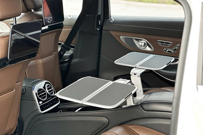 Mercedes-Maybach S450 4Matic 2019 được trang bị động cơ xăng V6 3.0L tăng áp kép, sản sinh công suất tối đa 367 mã lực và mô-men xoắn cực đại 500 Nm. Khối động cơ này kết hợp với hộp số tự động 9 cấp 9G-TRONIC và hệ dẫn động bốn bánh toàn thời gian 4MATIC cho phép xe tăng tốc từ 0-100 km/h trong 5,9 giây, đạt vận tốc tối đa 250 km/h.