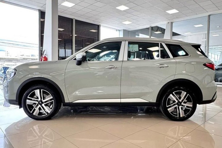 So với bản hiện hành, Ford Territory 2025 có một số thay đổi ở phần đầu xe và thiết kế mâm, trong khi thân xe, đuôi xe và nội thất chỉ được tinh chỉnh nhẹ.