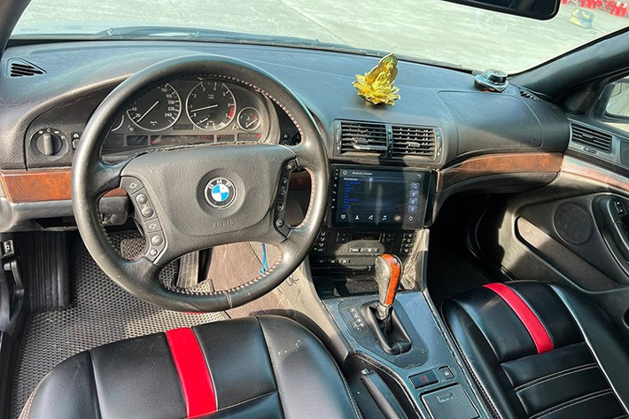 Về động cơ, chiếc BMW 525i sử dụng máy 2.5L 6 xy-lanh, hút khí tự nhiên, cho công suất cực đại 192 mã lực và 245 Nm mô-men xoắn. Đi kèm với đó là hộp số tự động 5 cấp. Trang bị an toàn đủ 6 túi khí, phanh ABS, cân bằng điện tử,...