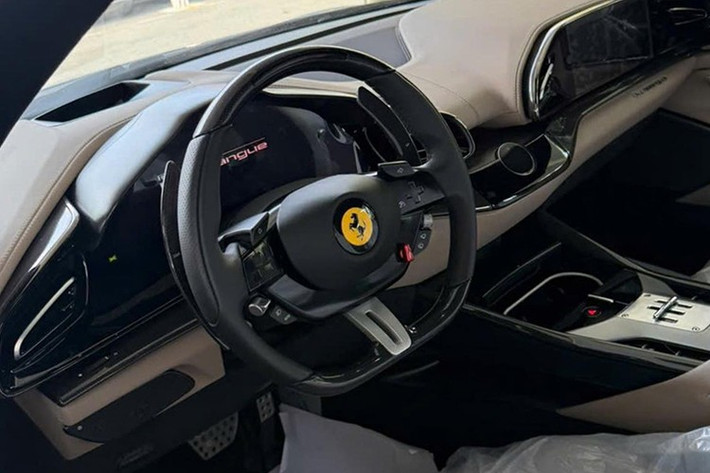 Purosangue cũng là mẫu xe đầu tiên của Ferrari có hệ thống treo tự động điều chỉnh theo góc nghiêng, gia tốc dựa vào hệ thống cảm biến 6 trục trên 4 bánh độc lập. Dù không thể êm ái như những chiếc SUV thông thường nhưng Ferrari nói rằng, hệ thống treo của Purosangue không cứng như những chiếc gầm thấp của hãng và có thể đáp ứng nhu cầu di chuyển với gia đình.