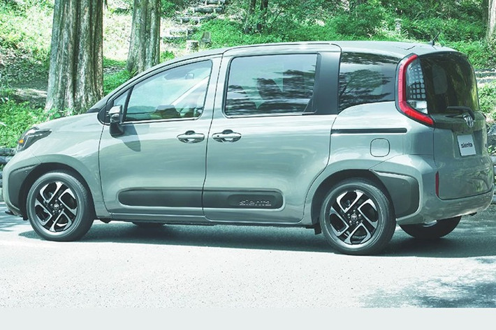 Xe minivan Toyota Juno 2025 mới này có chiều dài tổng thể 4.260 mm, sử dụng động cơ xăng 1.5L hoặc hệ truyền động hybrid, đi kèm tùy chọn dẫn động cầu trước hoặc 4 bánh (E-Four).