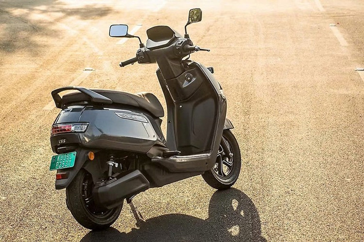 Báo giới Ấn Độ dự đoán rằng xe sẽ được trang bị bộ pin 2,2kWh, cho phạm vi hoạt động khoảng 90 - 95 km mỗi lần sạc. Tuy nhiên, các thông số này vẫn chưa được TVS xác nhận chính thức.