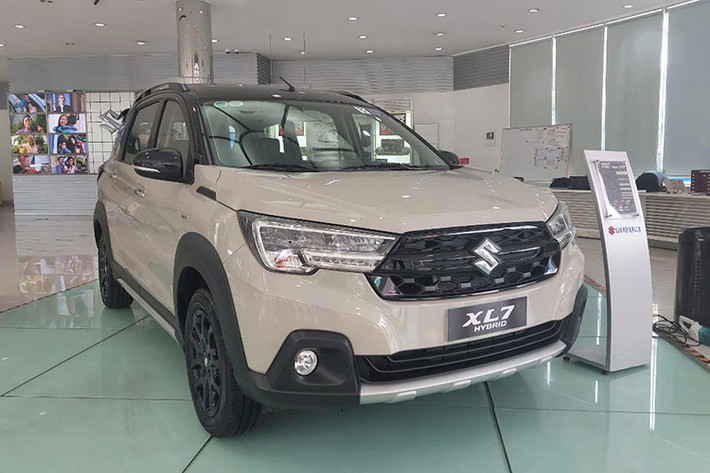 Ở vị trí thứ 3, Suzuki XL7 Hybrid ghi danh với 1.193 chiếc bán ra thị trường. Đây là mẫu xe Hybrid bán chạy nhất của thương hiệu Suzuki. Suzuki XL7 Hybrid ra mắt thị trường Việt tháng 8/2024 với tư cách là bản nâng cấp mới của XL7. Xe được nhập khẩu từ Indonesia và chỉ có 1 phiên bản duy nhất giá 599 triệu đồng.
