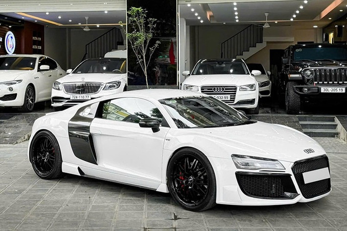 Hiện chiếc siêy xe Audi R8 độ khủng nhất Việt Nam này đang tìm chủ nhân với giá 3.2 tỷ đồng, đã chạy được hơn 5 vạn km, và đăng ký lần đầu 2009. Chiếc siêu xe từng là mơ ước 1 thời của các dân chơi 8X, nhưng nay chỉ có giá bằng các xe sang.