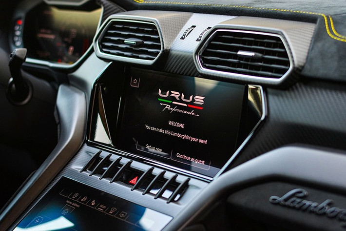 Nội thất xe với ghế da Alcantara có điểm nhấn như logo bò mộng, Urus hay chỉ khâu đều được hoành thành với màu vàng, thành cửa ngoài da lộn còn có carbon và viền màu vàng.