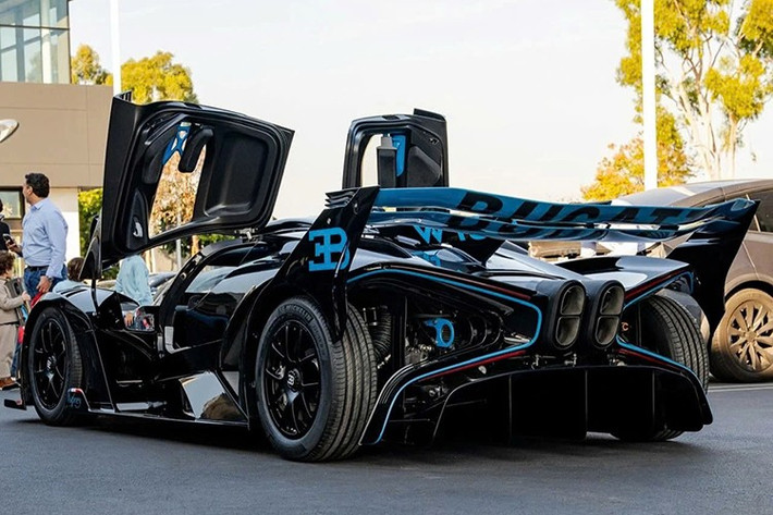 Bolide, mặc dù có thiết kế tập trung vào đường đua, lại đặc biệt phù hợp với quy trình này. Động cơ W16 8.0 lít tăng áp bốn xi-lanh, dùng chung với Chiron nhưng được nâng cấp với các cánh tăng áp lớn hơn, sản sinh công suất đáng kinh ngạc 1.578 mã lực và mô-men xoắn cực đại 1.180 pound-feet (1.600 Nm).