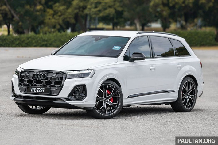 Về trang bị an toàn, Audi Q7 2025 tại Malaysia sở hữu gói an toàn chủ động bao gồm: phanh khẩn cấp tự động, ga tự động thích ứng Stop & Go, hỗ trợ giữ làn, hỗ trợ đánh lái tránh va chạm, cảnh báo điểm mù, cảnh báo phương tiện cắt ngang phía sau, phanh khẩn cấp khi lùi, cảnh báo mở cửa và đèn pha thích ứng.