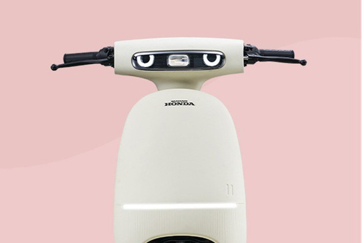 Thiết kế tổng thể của xe khá tinh giản. Cụm đèn pha và xi-nhan sử dụng công nghệ LED kết hợp thấu kính, giúp đảm bảo khả năng chiếu sáng tốt khi vận hành ban đêm.