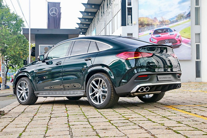 Về ngoại hình, Mercedes-AMG GLE 53 Coupe nổi bật với phần mui dốc về sau, mang phong cách coupe SUV thời thượng. Xe có chiều dài 4.961 mm, rộng 1.999 mm, tạo sự bề thế nhưng không gian hàng ghế sau bị giới hạn hơn so với bản GLE thông thường.