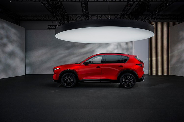 Vẫn trung thành với triết lý Kodo Design, nhưng Mazda CX-5 2026 mang đến những thay đổi đáng kể về diện mạo. Phần đầu xe gây ấn tượng với lưới tản nhiệt mở rộng kiểu Signature Wing.