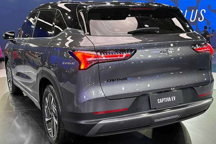 Trong khi đó, ở thị trường quốc tế, Chevrolet Captiva vẫn "sống dai". Thậm chí, mẫu xe này còn được bổ sung phiên bản chạy hoàn toàn bằng điện mới. Chủ yếu nhắm đến các khu vực như châu Mỹ Latin, Trung Đông và châu Phi, Chevrolet Captiva EV đã được hãng giới thiệu ở Brazil vào hôm 8/7/2025 vừa qua.