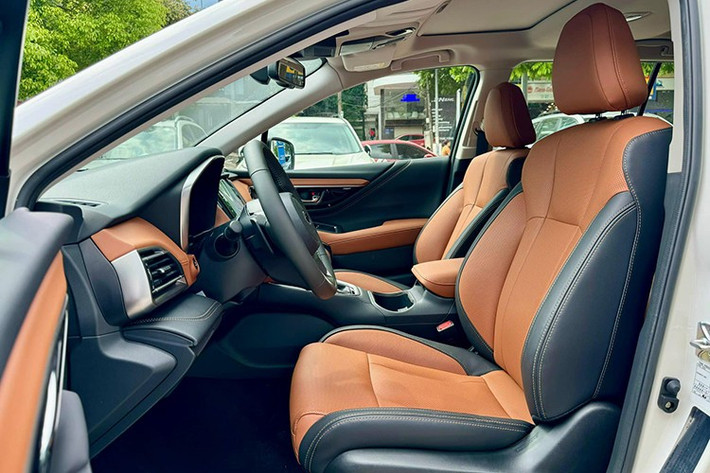 Điểm mạnh của Subaru Outback nằm ở loạt trang bị tiện nghi và an toàn hiện đại. Xe sở hữu màn hình giải trí trung tâm hỗ trợ Apple CarPlay/Android Auto không dây, dàn âm thanh Harman Kardon 11 loa kèm loa trầm, cổng sạc USB-C, cùng chế độ X-MODE bổ sung tính năng tự động khôi phục.