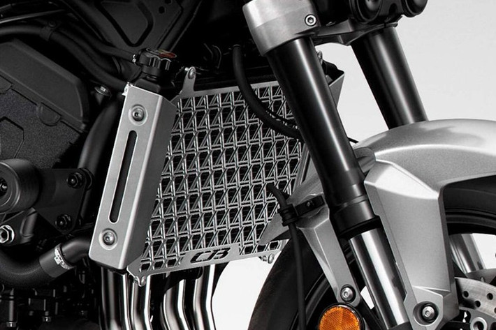 Mức hiệu năng này cũng cao hơn, nhưng khá gần các mẫu naked bike hoài cổ khác từ Nhật là Kawasaki Z900RS (111 mã lực/98,5Nm) hay Yamaha XSR900 (119 mã lực/93Nm). So với động cơ của CB1000 Hornet, thời gian đóng mở cam đã được điều chỉnh, đồng thời xe được trang bị ống xả