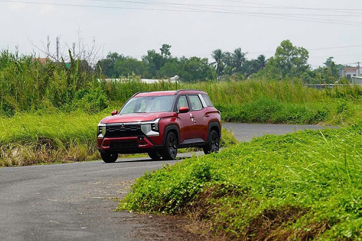 Như thông tin đã đưa, Mitsubishi Destinator sở hữu kích thước dài x rộng x cao lần lượt 4.680 x 1.840 x 1.780 mm và chiều dài cơ sở 2.815 mm. Với kích thước này, tân binh nhà Mitsubishi sẽ là đối thủ của Honda CR-V, Mazda CX-5 và Ford Territory ở Việt Nam. Bên cạnh đó, xe còn có khoảng sáng gầm từ 214 - 244 mm và bán kính quay đầu tối thiểu 5,4 mét.