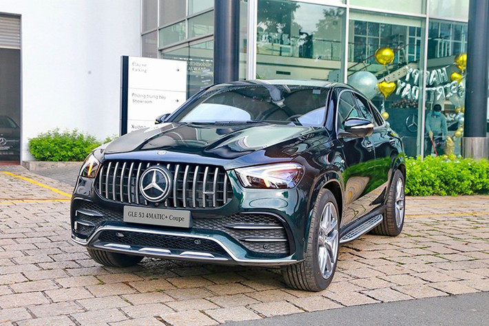 Ngoại thất mang đậm dấu ấn AMG với lưới tản nhiệt nan dọc mạ chrome, mâm 21 inch, cùm phanh lớn và hệ thống treo khí nén AMG có thể nâng hạ gầm... Xe sở hữu chiều dài 4.961mm, rộng 1.999mm.