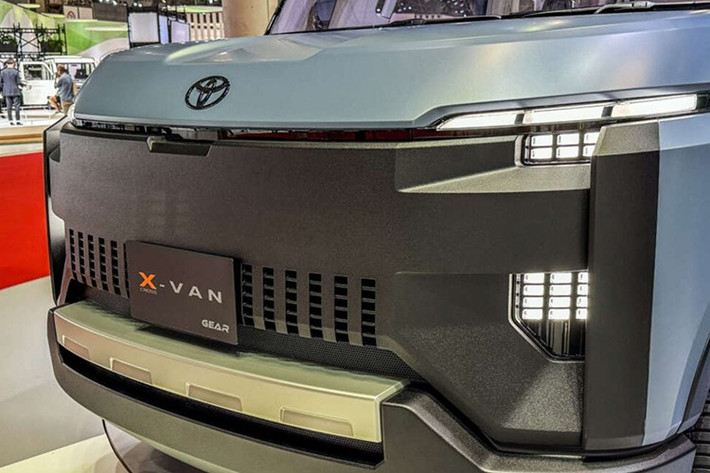 Nếu thực sự đi vào sản xuất thương mại, Toyota X-Van Gear Concept sẽ là lựa chọn cứng cáp hơn so với các đàn anh Noah và Voxy có cùng nền tảng khung gầm. Mẫu xe concept này sở hữu kiểu dáng vuông vức hơn, ốp thân xe bằng nhựa cứng cáp và phong cách thiên về hoạt động ngoài trời.