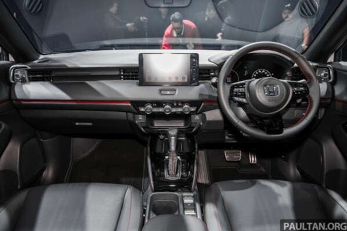 Về nội thất, khu vực bảng điều khiển trung tâm của Honda HR-V 2025 đã được chuyển từ kiểu “bán bao quanh” sang bố cục đối xứng, giúp tạo thêm không gian chứa đồ bên dưới cụm điều khiển điều hòa.