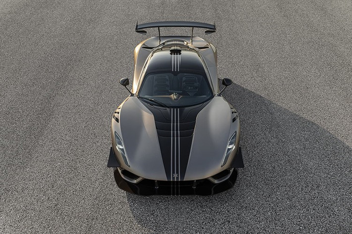 Hennessey vừa xuất hiện tại Tuần lễ Xe hơi Monterey với bản độ độc nhất vô nhị trong lịch sử. Một chiếc Venom F5 Revolution LF đích thực, là dự án đầu tiên từ bộ phận đặt hàng riêng Maverick mới của thương hiệu. Chiếc xe được trang bị những chi tiết tùy chỉnh, đưa kỹ thuật và tay nghề thủ công lên một tầm cao mới, thậm chí còn hiếm hoi hơn cả Venom F5 hiện tại.
