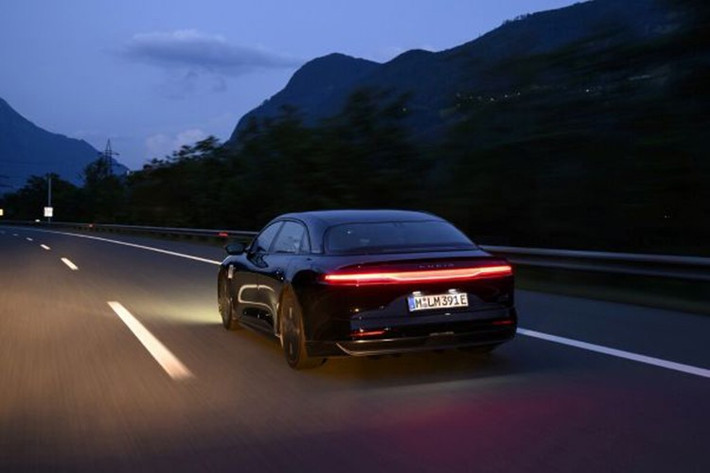Điểm mấu chốt giúp giúp cho mẫu sedan điện Lucid Air Grand Touring đạt được quãng đường đáng kinh ngạc này chính là bộ pin dung lượng 117 kWh.