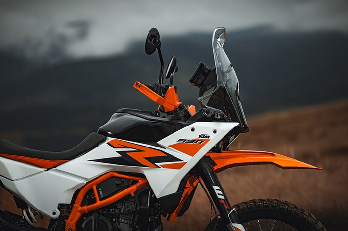 Điểm trừ lớn nhất của 390 Adventure X cũ là thiếu chế độ lái, và map động cơ gốc đem tới cảm giác ga rất "hiền. Các chế độ lái và trang bị được bổ sung từ 390 Adventure R cao cấp hơn sẽ giúp người lái kiểm soát tốt hơn trong mọi điều kiện lái.