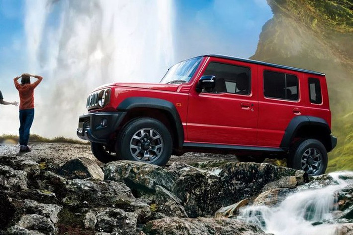 Giờ đây, khi mẫu SUV cỡ nhỏ này sắp bước sang tuổi thứ 7, ngày càng có nhiều đồn đoán về phiên bản nâng cấp giữa vòng đời của xe. Theo các thông tin mới từ Nhật Bản, Suzuki dự kiến sẽ tung ra phiên bản nâng cấp nhẹ của Jimny vào tháng 8/2025 tới. Tuy nhiên, thay đổi sẽ chỉ ở mức khiêm tốn, tập trung chủ yếu vào công nghệ thay vì thiết kế.