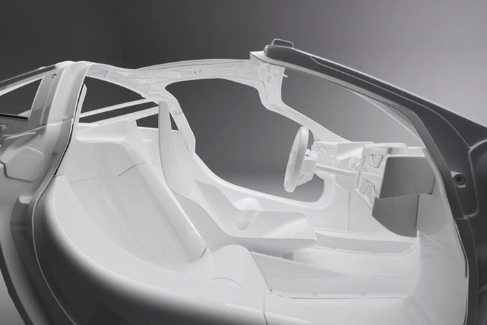 Kính chắn gió, đèn pha dữ dằn và đèn hậu LED mỏng cũng tương đồng với phong cách của Mclaren. Đuôi xe nổi bật với ống xả titan lấy cảm hứng từ máy bay phản lực, được đặt dưới cánh gió sau chủ động.