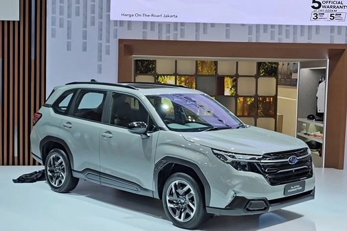 Forester thế hệ mới có 7 màu ngoại thất gồm: River Rock Pearl, Daybreak Blue Pearl, Crystal White Pearl, Ice Silver Metallic, Crystal Black Silica, Magnetite Grey Metallic và Brilliant Bronze Metallic. Nội thất tiêu chuẩn tông màu đen. Subaru cũng tiết lộ sẽ cân nhắc phân phối phiên bản 2.5 S:HEV Strong Hybrid tại Thái Lan trong năm 2026, sau khi hệ truyền động này ghi nhận nhu cầu cao tại Nhật Bản.