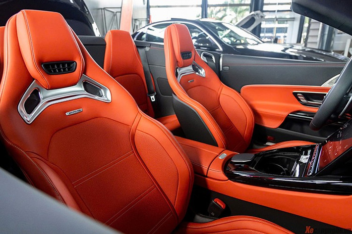 Chưa hết, Mercedes-AMG SL43 thế hệ thứ 7 còn sở hữu màn hình giải trí kích thước 11,9 inch, tích hợp đầy đủ các tính năng, giúp người sử dụng có thể tùy chỉnh, và ngoài ra, nó có thể thay đổi vị trí để chống chói. Màn hình sau tay lái dạng kỹ thuật số 12,3 inch.
