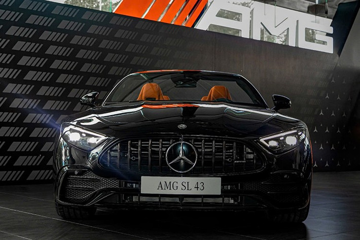 Bước sang tháng 10/2025, Mercedes-Benz Việt Nam quyết định điều chỉnh giá bán của xe Mercedes-AMG SL43, cụ thể, thay vì bỏ ra 6,96 tỷ đồng để sở hữu mẫu xe mui trần quyến rũ này, khách hàng giờ mua xe chỉ cần chi ra 5,9 tỷ đồng, tức đã được giảm giá hẳn 1,06 tỷ đồng.