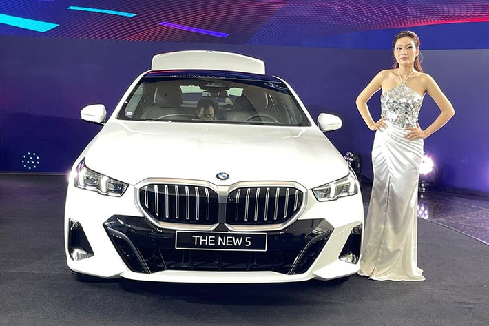 Mức giá xe BMW 5 Series 2025 tại Việt Nam cho 3 phiên bản gồm: 520i (2,589 tỷ đồng): phù hợp với người dùng yêu cầu cơ bản, đề cao thương hiệu và trải nghiệm lái đặc trưng của BMW. 520i Premium (2,739 tỷ đồng): bổ sung thêm tiện nghi, mâm lớn hơn, nội thất cải tiến – là lựa chọn hợp lý nếu người dùng muốn một chiếc sedan sang “vừa túi tiền” nhưng vẫn đủ trang bị. , ADAS mở rộng...