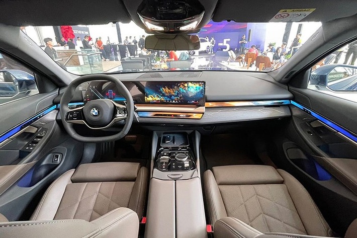 Một trong những điểm nổi bật của 5 Series 2025 là khoang nội thất hiện đại, tràn ngập công nghệ: Cặp màn hình 12,3 inch + 14,9 inch kết hợp hệ điều hành OS 8.5 – tối ưu hóa trải nghiệm chạm và điều khiển bằng giọng nói. BMW Digital Key cho phép mở khóa xe bằng điện thoại thông minh hoặc Apple Watch.