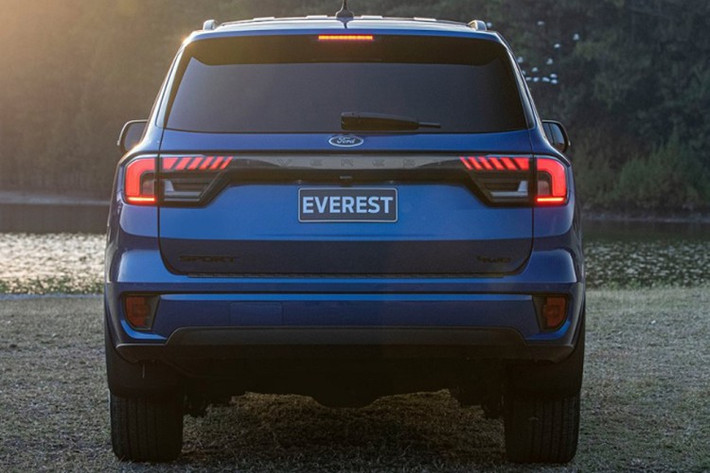 Ford Everest Sport Bi-Turbo 2026 mới kết hợp gói trang bị Sport với hệ dẫn động bốn bánh, hộp số tự động 10 cấp, cho công suất 207 mã lực và mô-men xoắn cực đại 500 Nm.