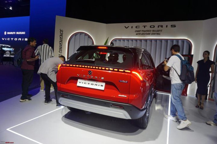 Như thông tin đã đưa, Suzuki Victoris được lấy cảm hứng thiết kế từ mẫu SUV điện cùng thương hiệu e Vitara. Có thể thấy rõ điều này qua khu vực đầu xe và phía sau. Ở bản cao cấp, tân binh nhà Suzuki sở hữu những trang bị ngoại thất đáng chú ý như đèn pha LED, đèn sương mù, đèn hậu LED và mâm hợp kim 17 inch.