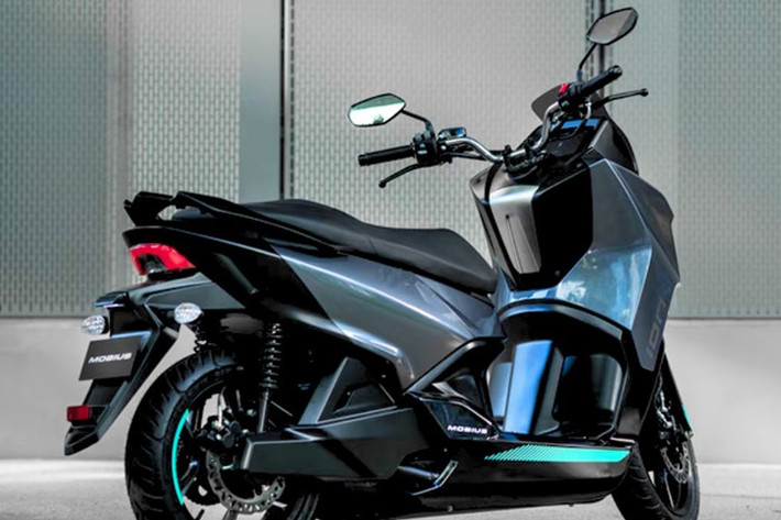 Xe được trang bị mâm hợp kim 14 inch cùng lốp bản rộng, phanh đĩa ở cả hai bánh, đảm bảo hiệu suất phanh an toàn và ổn định. Hệ thống treo gồm phuộc ống lồng phía trước và giảm xóc đôi phía sau.