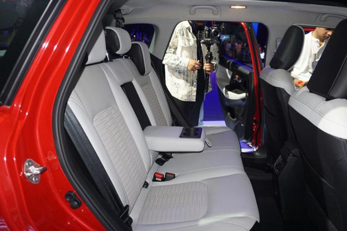 Nằm bên dưới nắp ca-pô của Suzuki Victoris là 3 tùy chọn động cơ. Đầu tiên là hệ truyền động mild hybrid với máy xăng 4 xi-lanh, dung tích 1.5L, cho công suất tối đa 103 mã lực.
